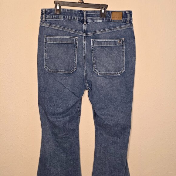 American Eagle Women's Curvy Super Hi-Rise, Next Level Stretch Flare Denim Jeans - Picture 2 of 8